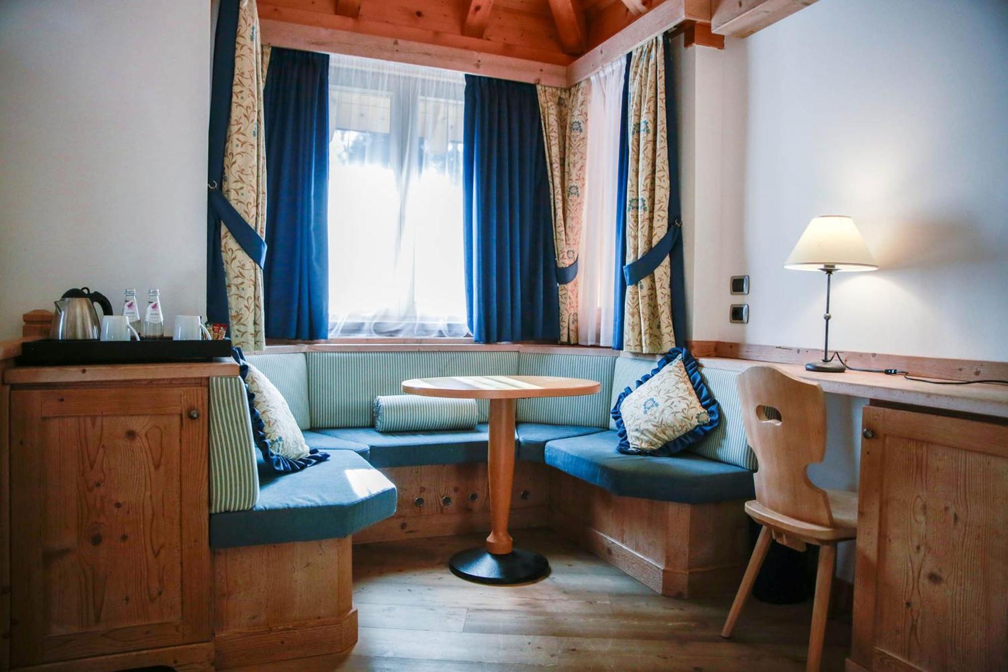 Nivis Hotel 4*